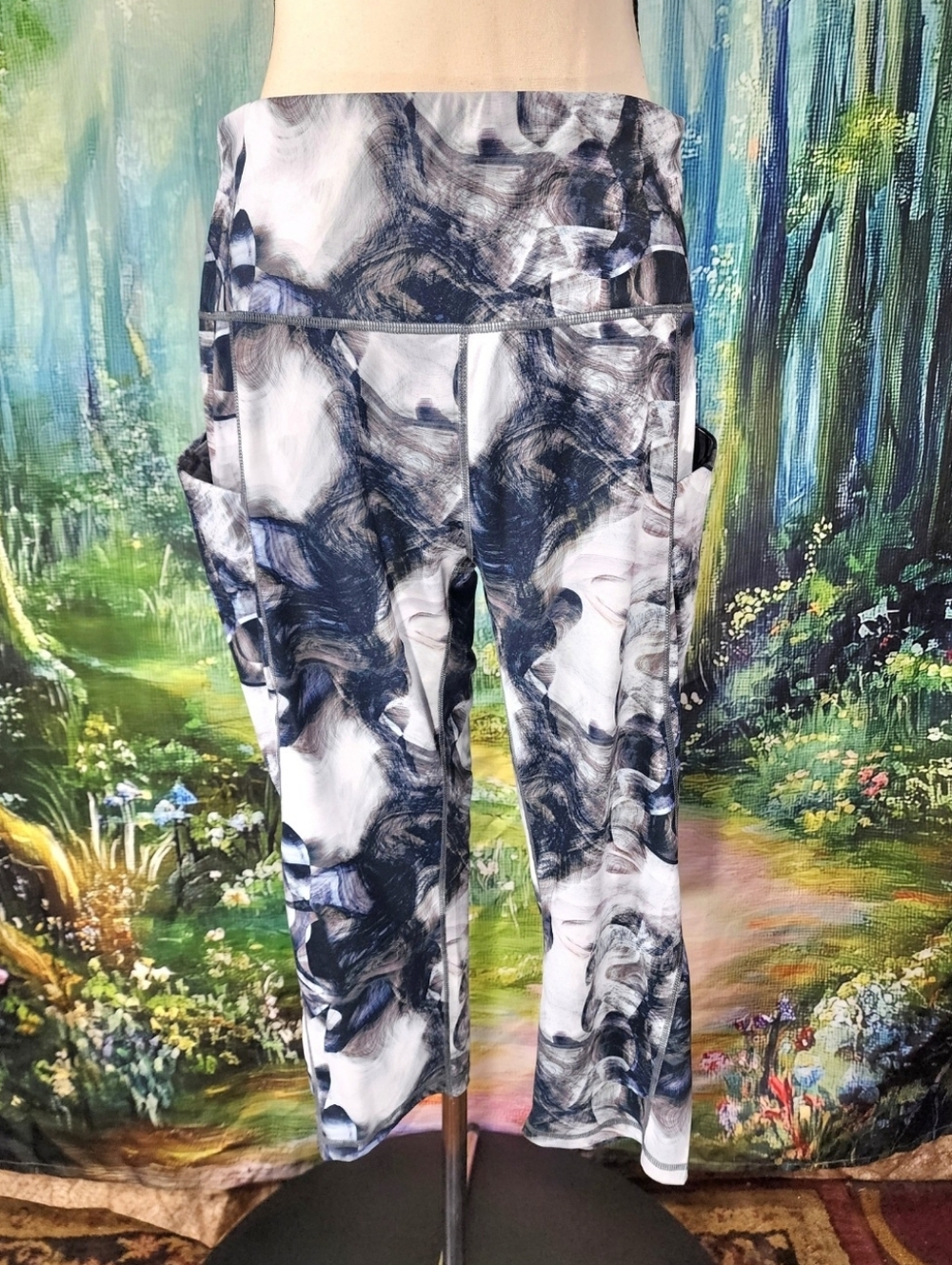ODODOS Abstract Buttery Soft Yoga Capri Leggings With Pockets Size L/XL